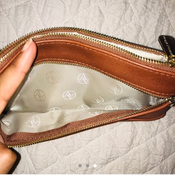 adrienne vittadini 100% leather wristlet - Picture 3 of 3